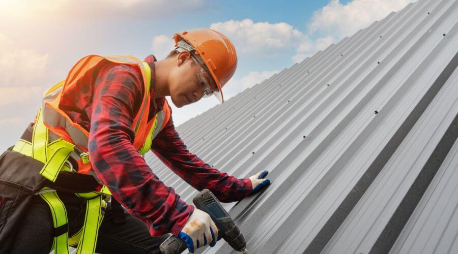 Professional gutter cleaning in San Antonio, PR